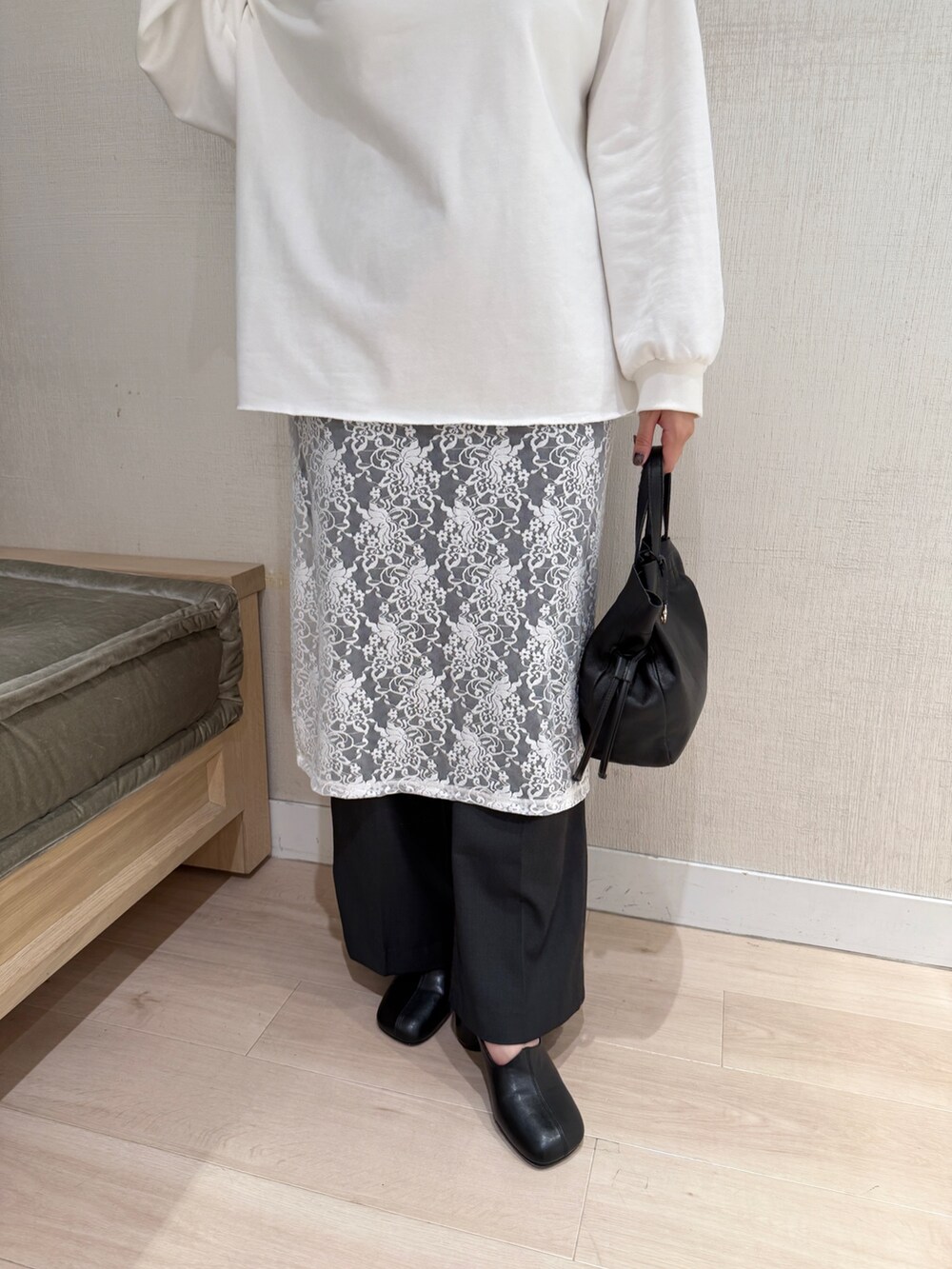 ホワイト系のパーカー、ホワイト系のスカート、グレー系のスラックスを着用したレディースの秋コーディネートの5枚目の写真