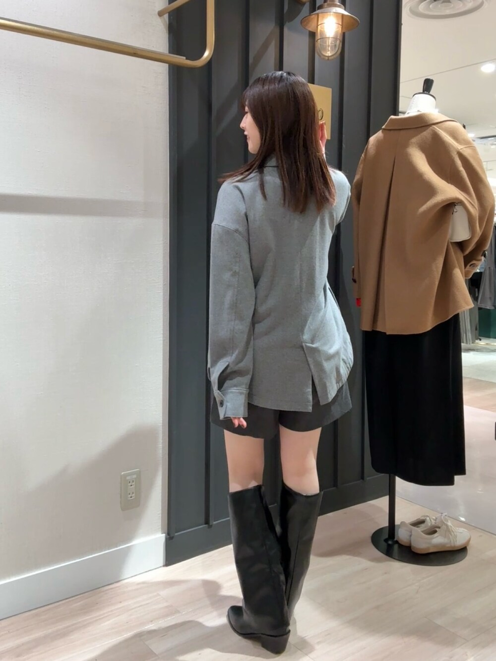 グレー系のその他アウター、グレー系のその他パンツ、ブラック系のブーツを着用したレディースの秋コーディネートの4枚目の写真