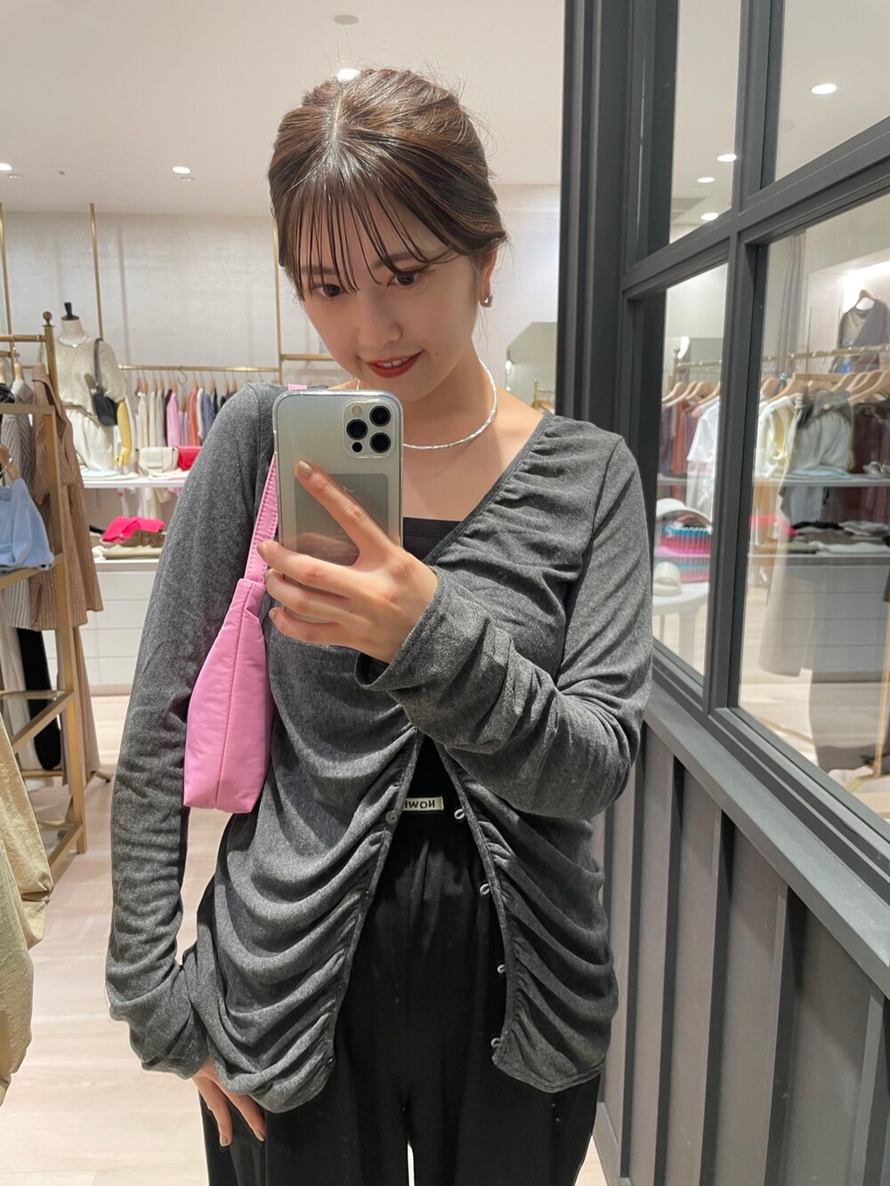 グレー系のカーディガン/ボレロ、ブラック系のその他パンツを着用したレディースの夏コーディネートの3枚目の写真