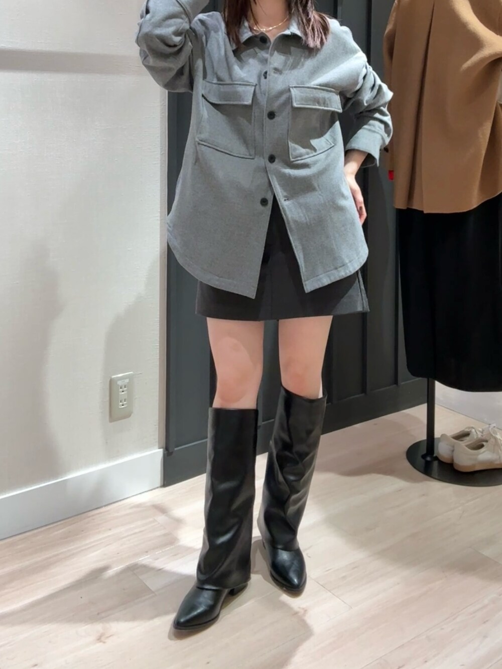 グレー系のその他アウター、グレー系のその他パンツ、ブラック系のブーツを着用したレディースの秋コーディネートの2枚目の写真