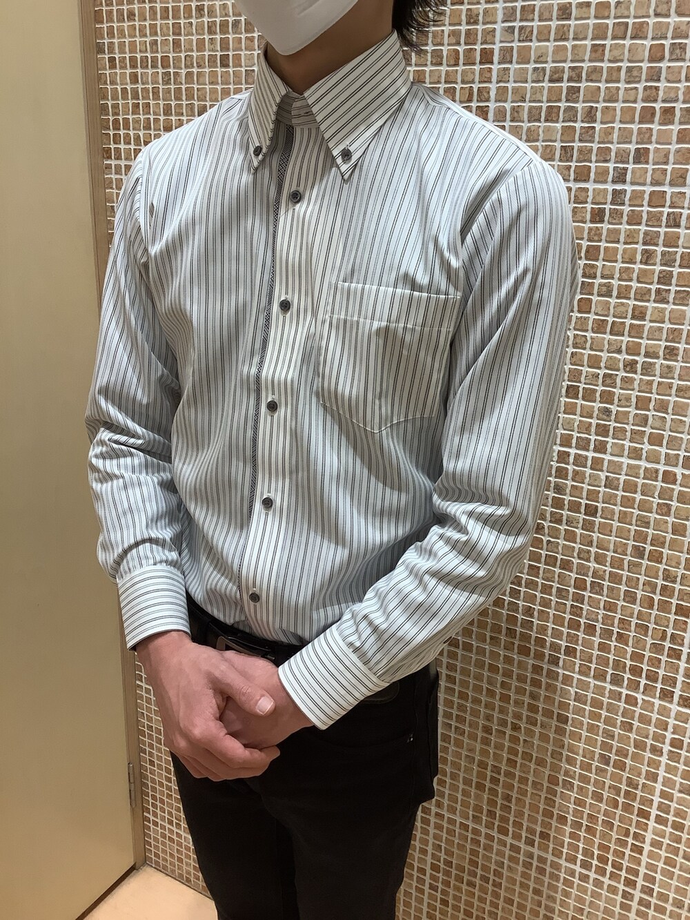 グレー系のビジネスシャツを着用したメンズの春コーディネートの2枚目の写真