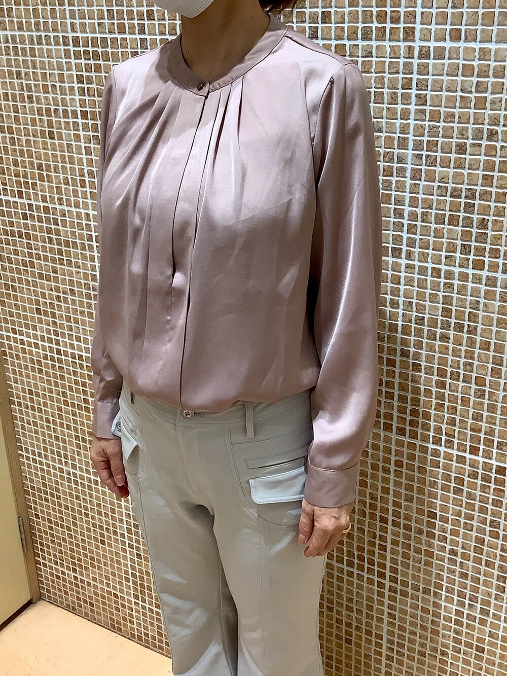 ピンク系のシャツ/ブラウスを着用したレディースの秋コーディネートの2枚目の写真