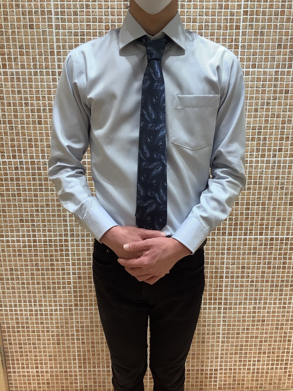 ブルー系のネクタイ、グレー系のビジネスシャツを着用したメンズの春コーディネートの2枚目の写真