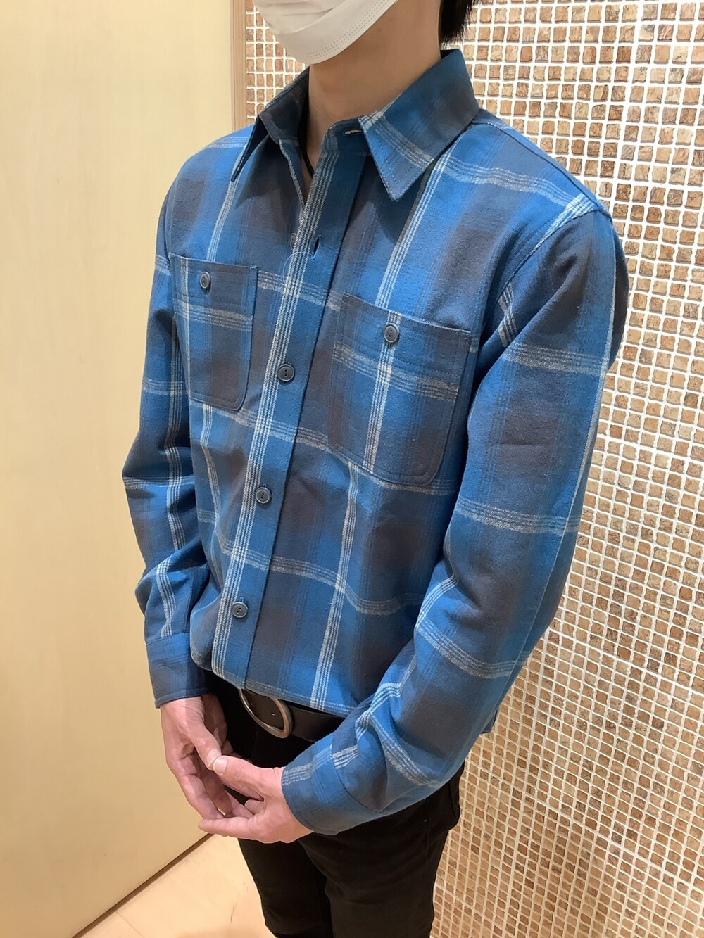 ブルー系のシャツ/ブラウスを着用したメンズの冬コーディネートの2枚目の写真