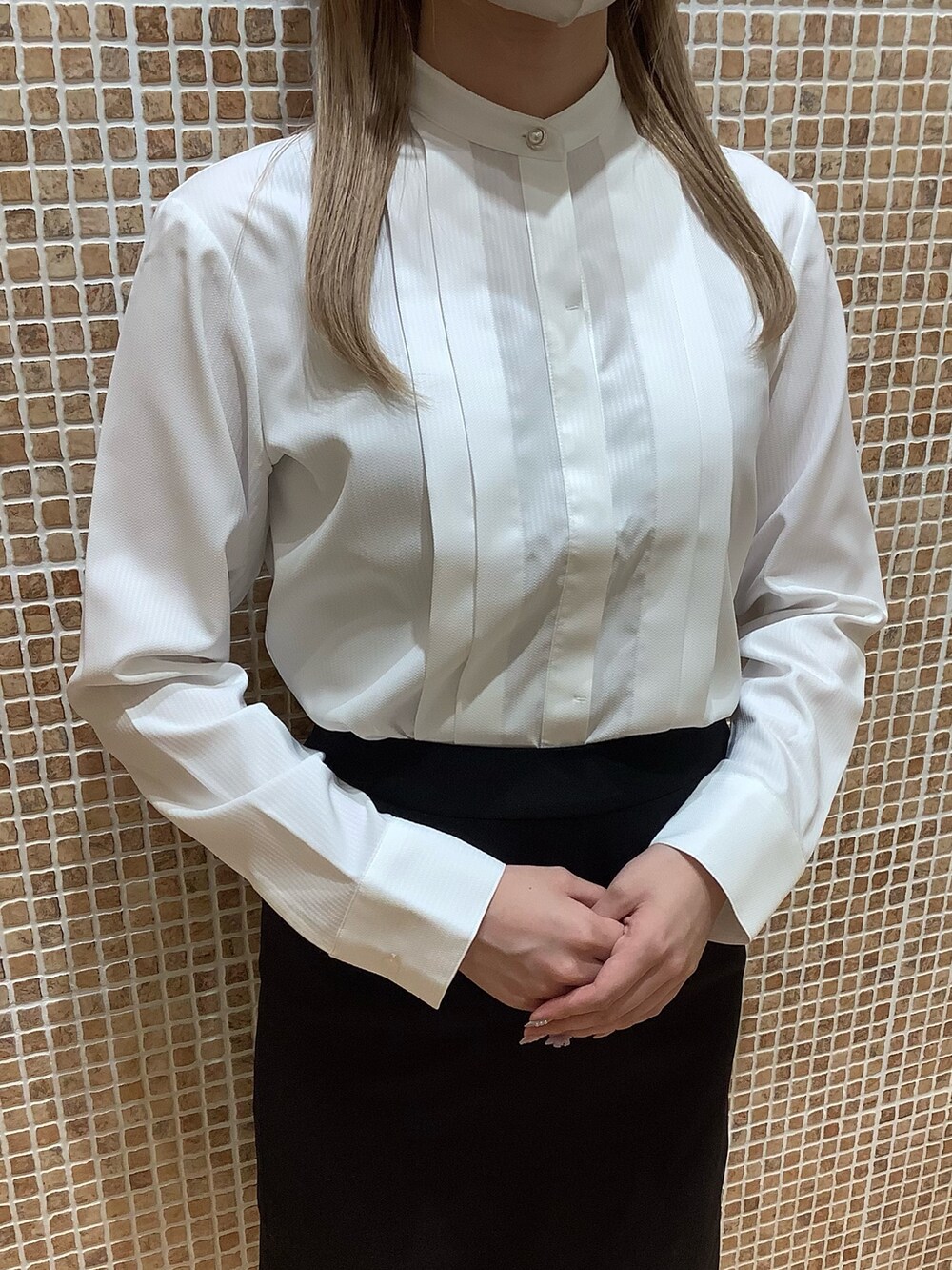 ホワイト系のシャツ/ブラウスを着用したレディースの秋コーディネートの2枚目の写真