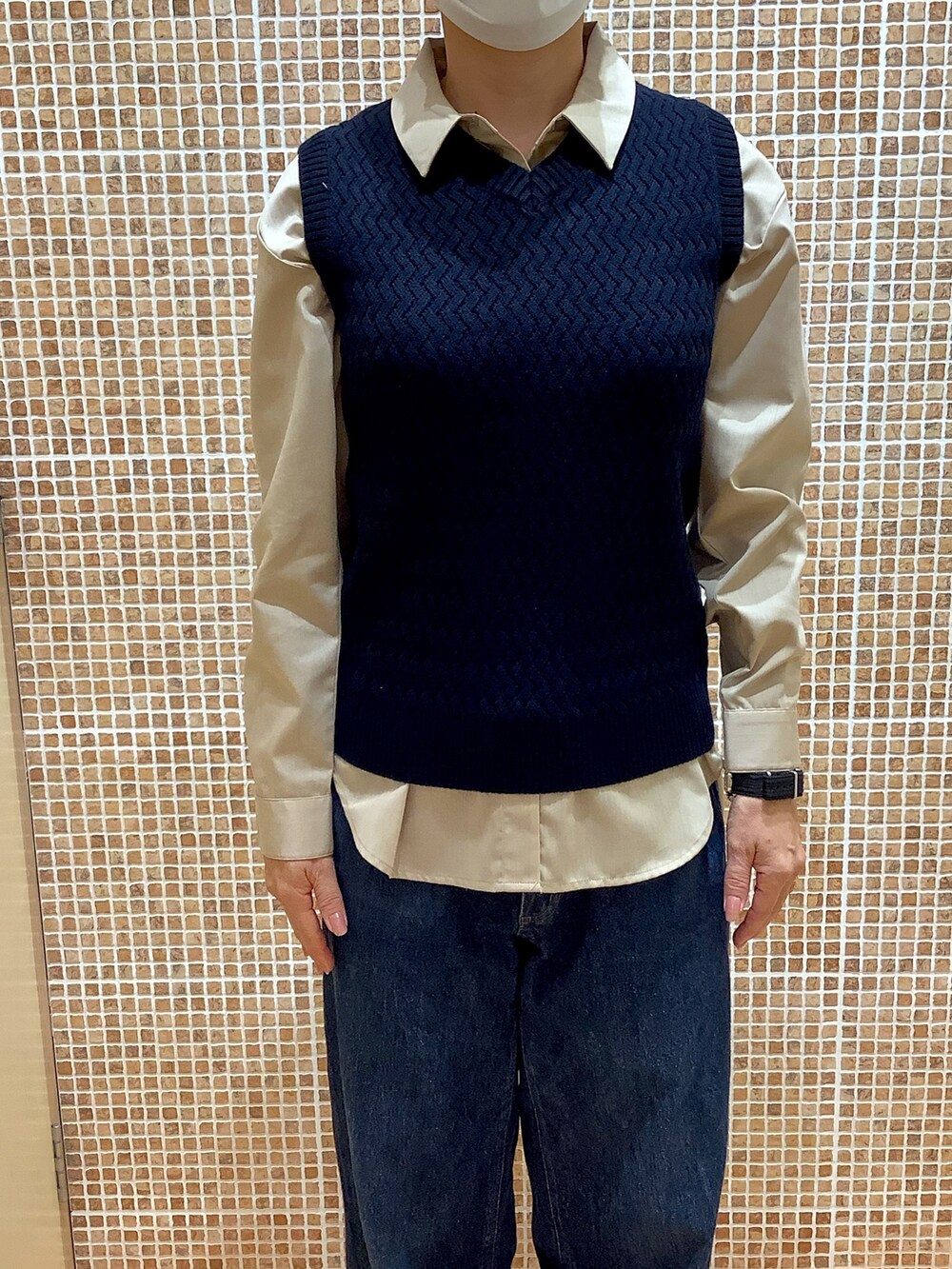 ブルー系のニット/セーター、ベージュ系のシャツ/ブラウスを着用したレディースの秋コーディネートの2枚目の写真