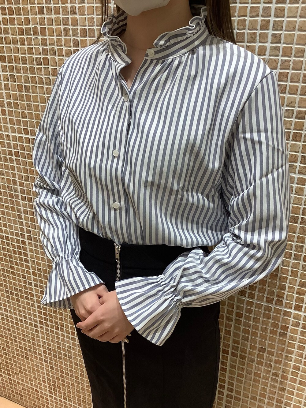 ブルー系のシャツ/ブラウスを着用したレディースの冬コーディネートの2枚目の写真