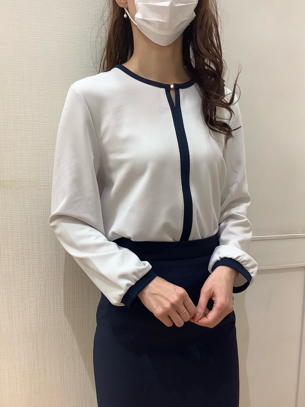 ベージュ系のTシャツ/カットソーを着用したレディースの春コーディネートの3枚目の写真