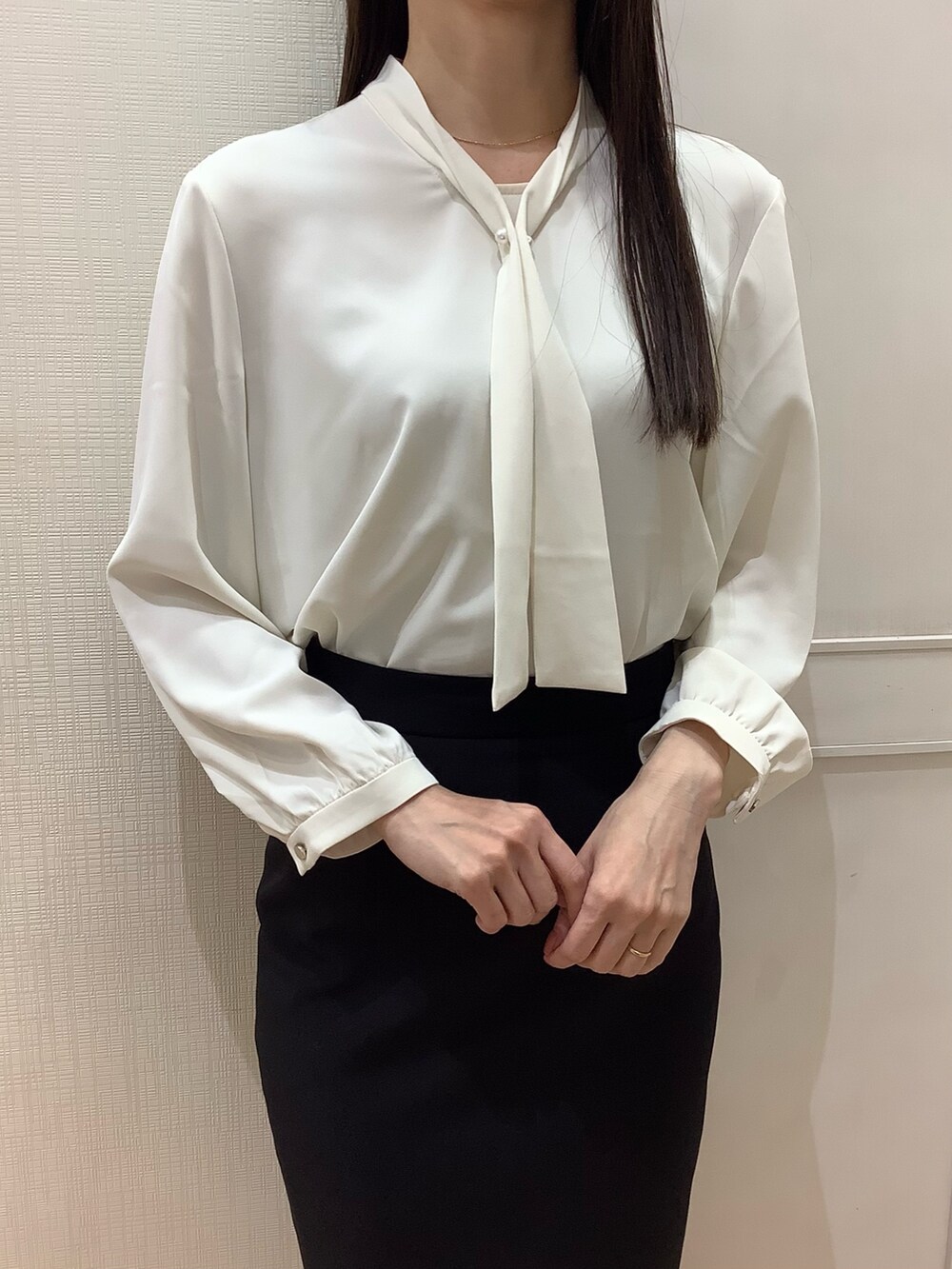 ホワイト系のシャツ/ブラウスを着用したレディースの春コーディネートの2枚目の写真