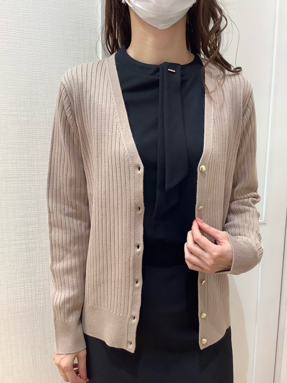 ブラウン系のカーディガン/ボレロ、ブラック系のシャツ/ブラウスを着用したレディースの春コーディネートの3枚目の写真