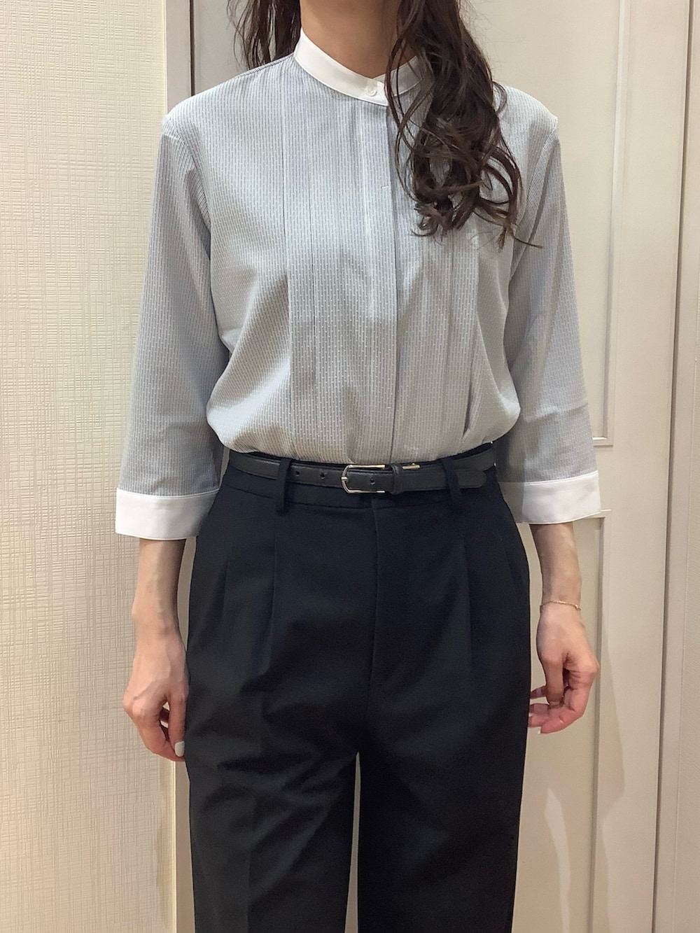 グレー系のシャツ/ブラウスを着用したレディースの春コーディネートの3枚目の写真