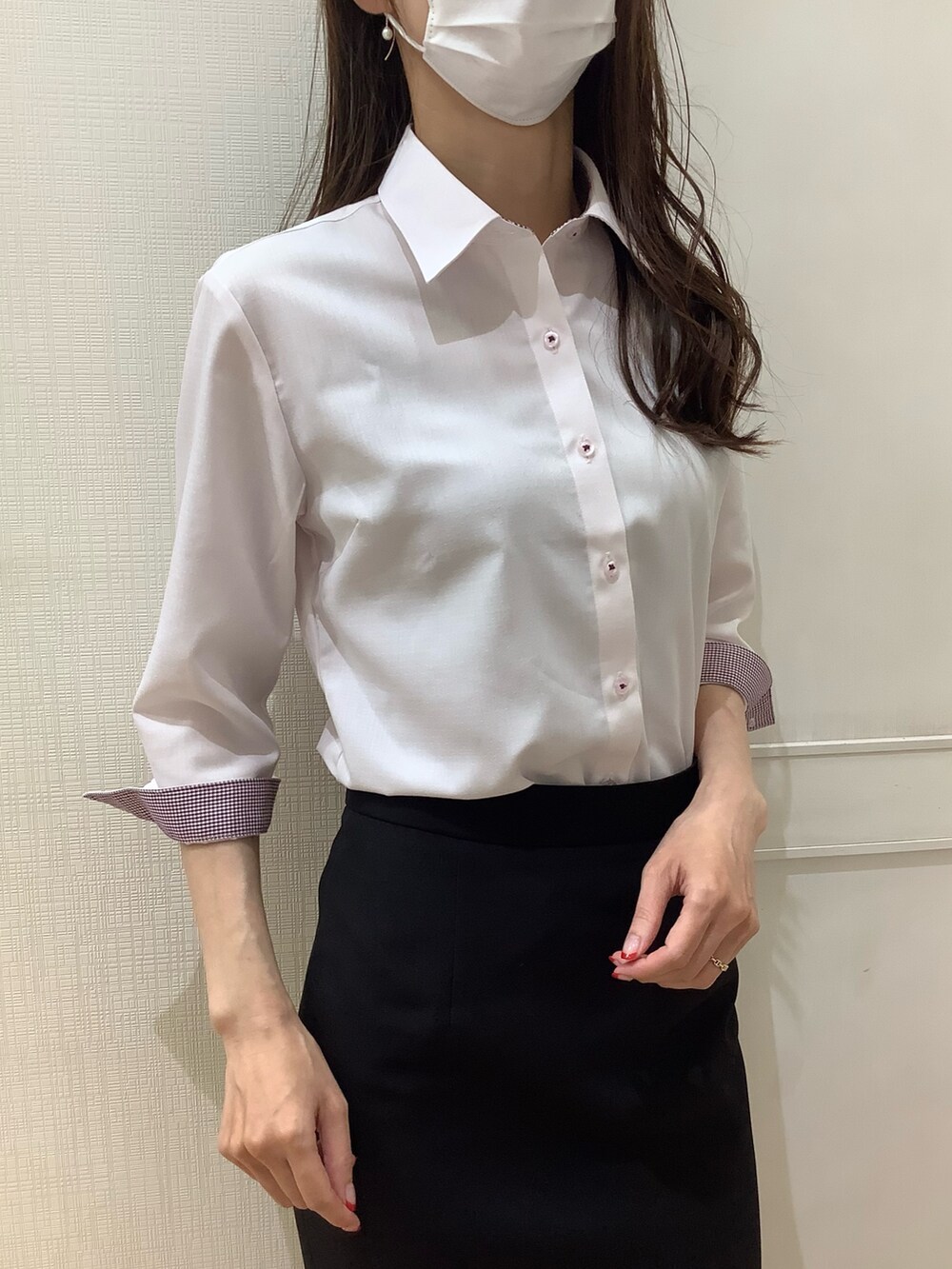 ピンク系のビジネスシャツ、パープル系のバンダナ/スカーフを着用したレディースの秋コーディネートの4枚目の写真