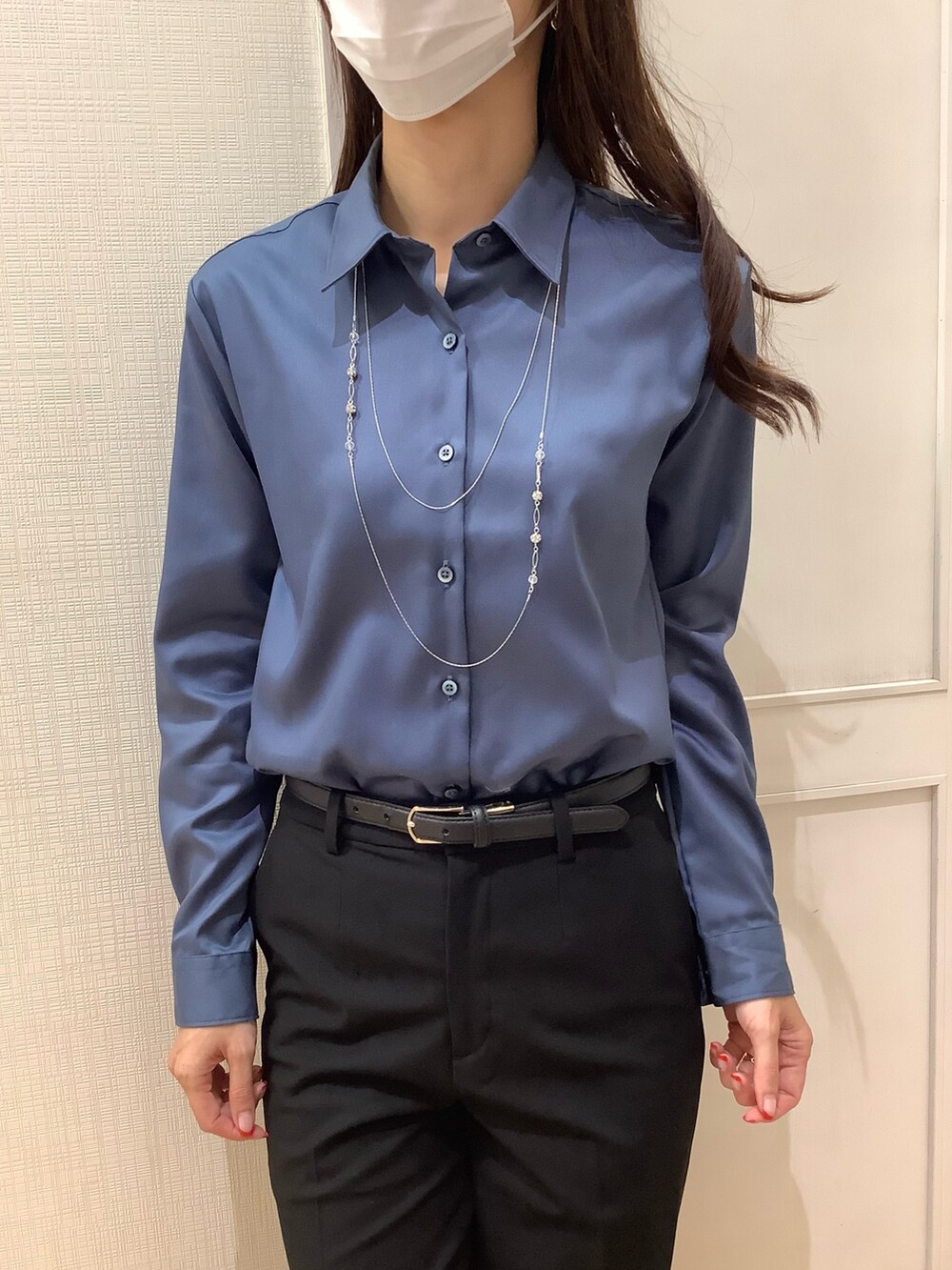 ブルー系のビジネスシャツを着用したレディースの秋コーディネートの4枚目の写真