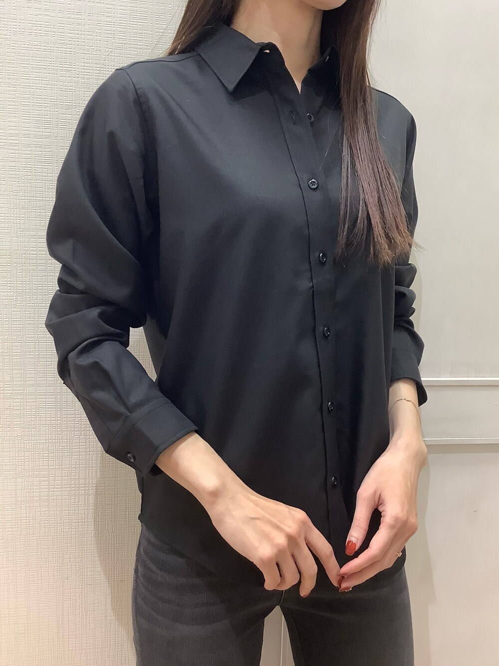 ブラック系のシャツ/ブラウス、ベージュ系のポーチを着用したレディースの冬コーディネートの2枚目の写真