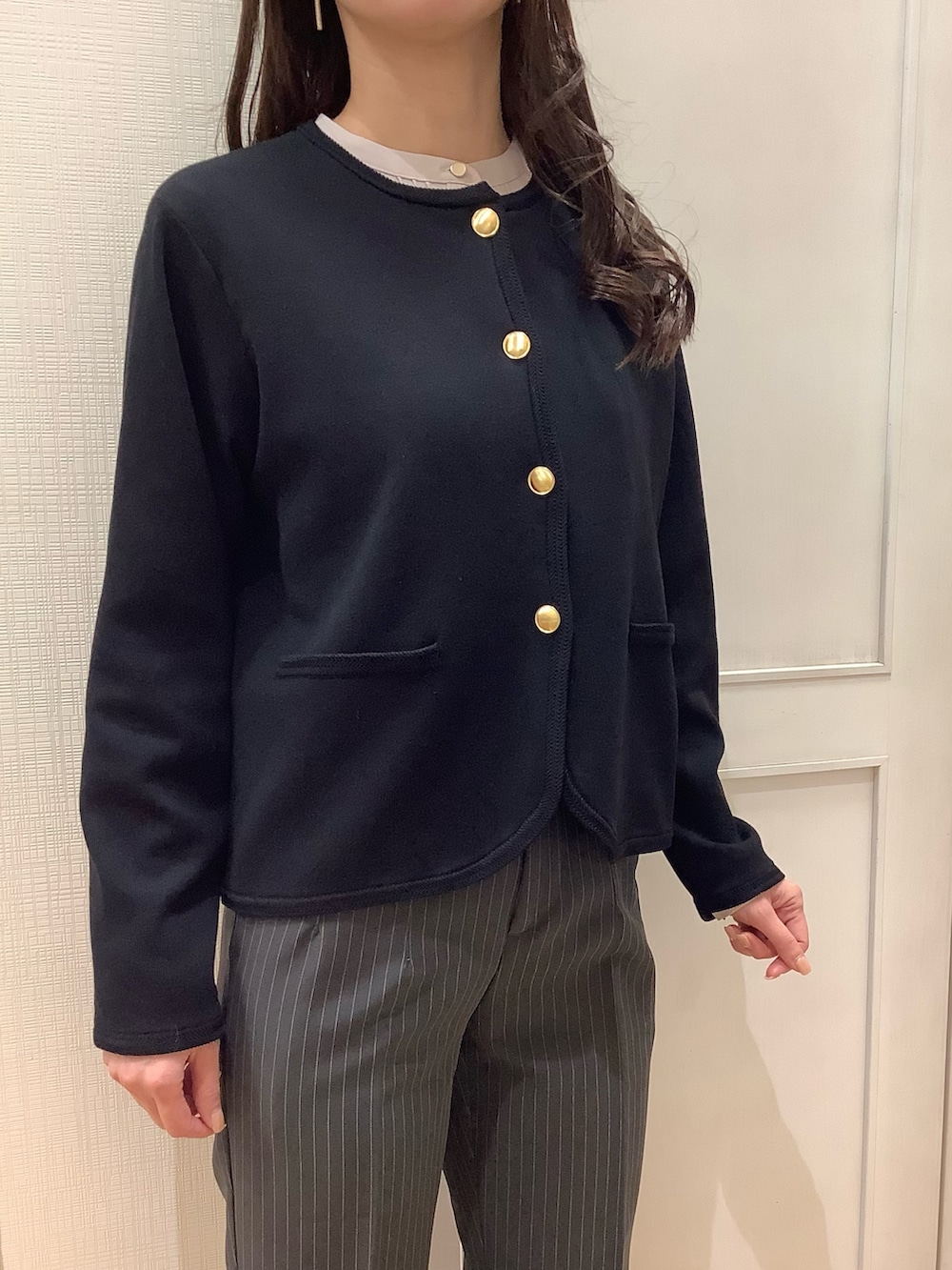 ブラック系のカーディガン/ボレロを着用したレディースの冬コーディネートの2枚目の写真