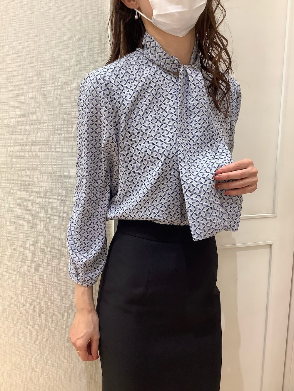 ブルー系のシャツ/ブラウスを着用したレディースの春コーディネートの4枚目の写真