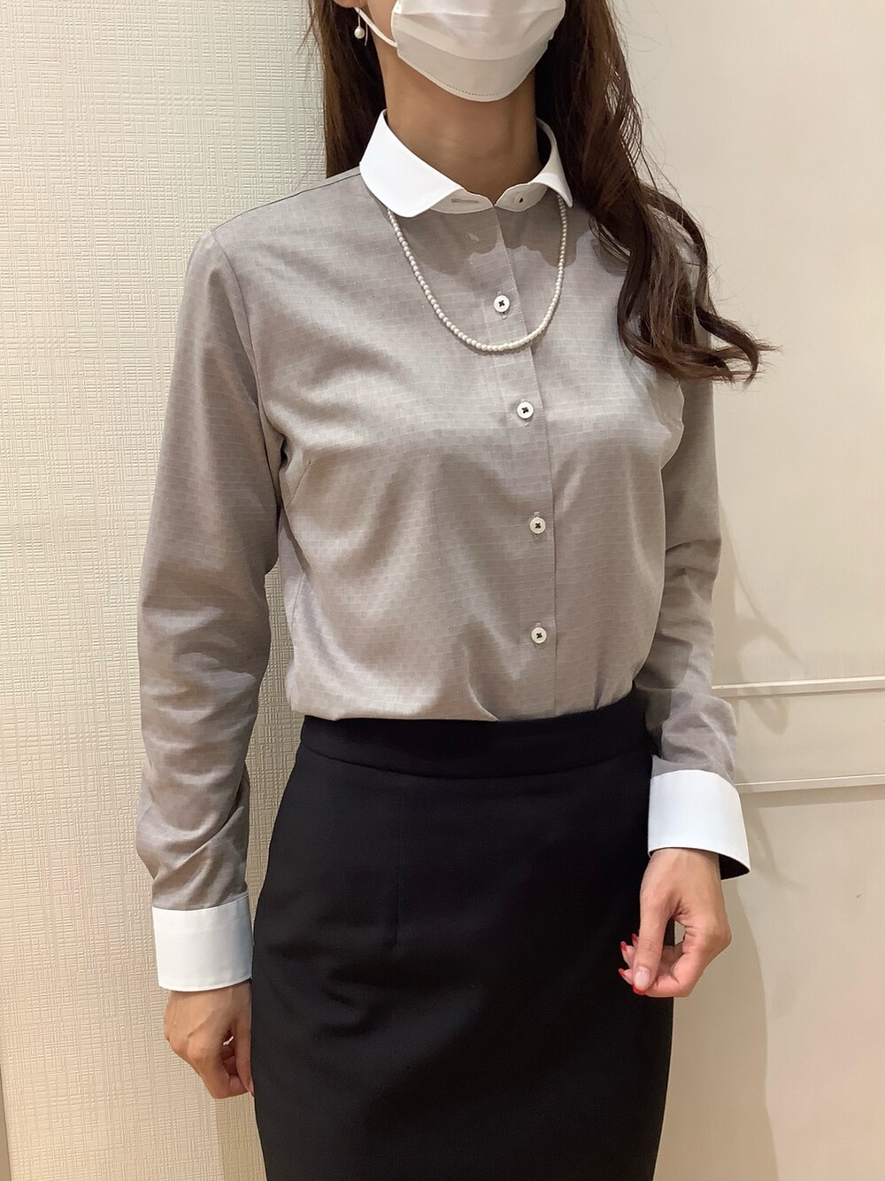 ブラウン系のビジネスシャツを着用したレディースの秋コーディネートの3枚目の写真