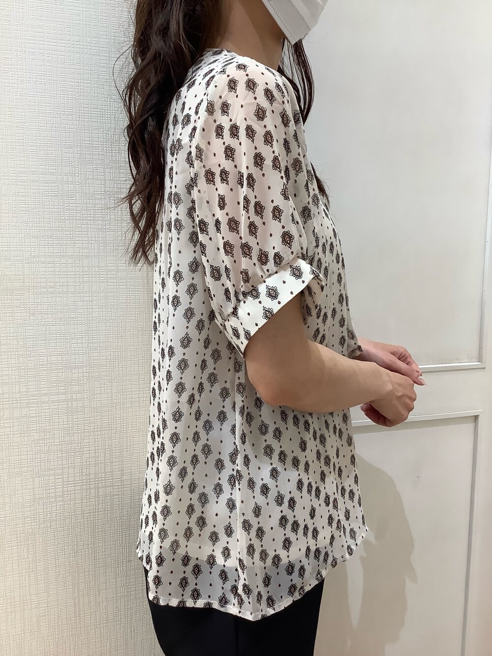 ホワイト系のシャツ/ブラウスを着用したレディースの秋コーディネートの4枚目の写真