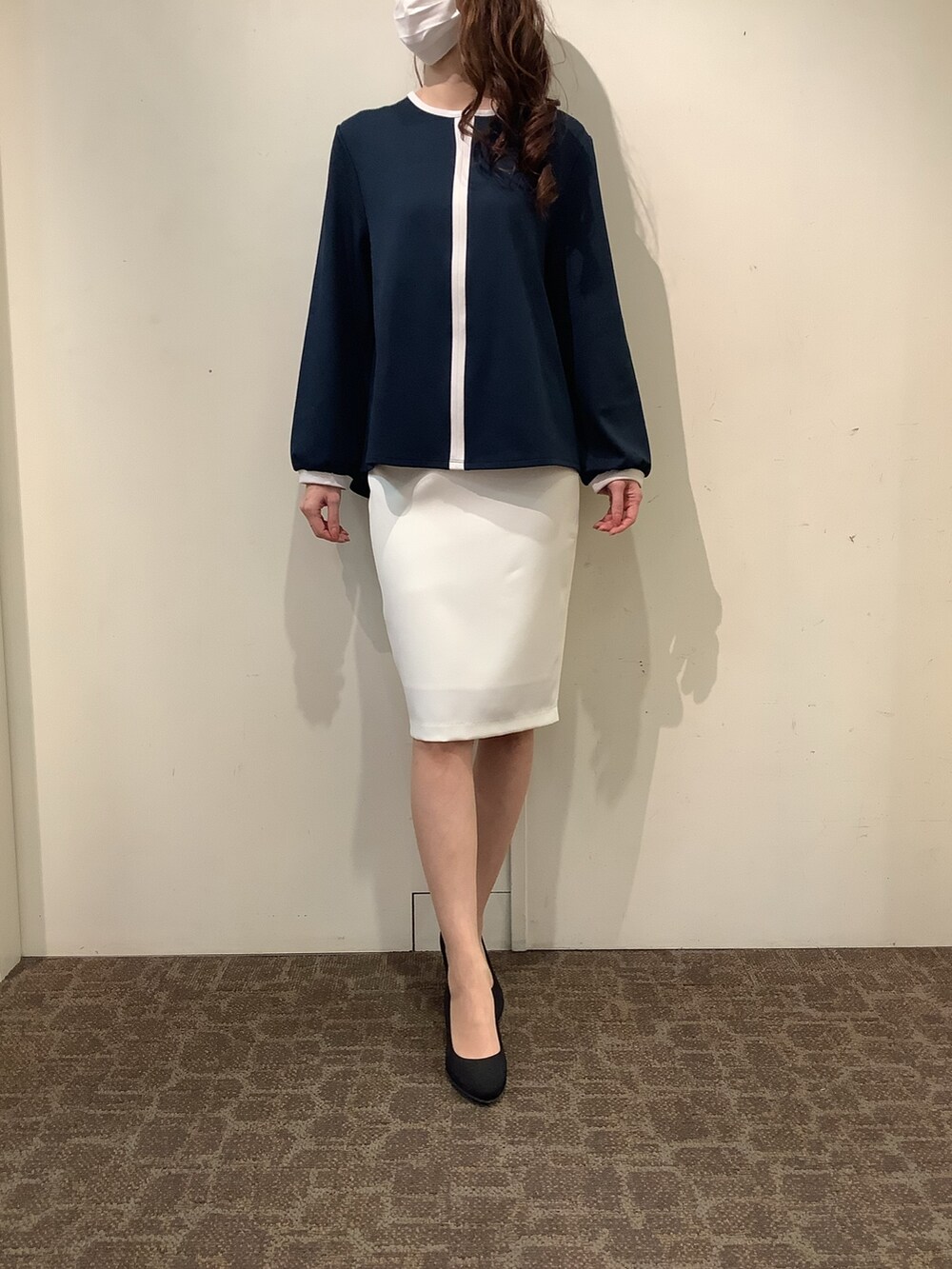 ブルー系のTシャツ/カットソーを着用したレディースの春コーディネートの4枚目の写真