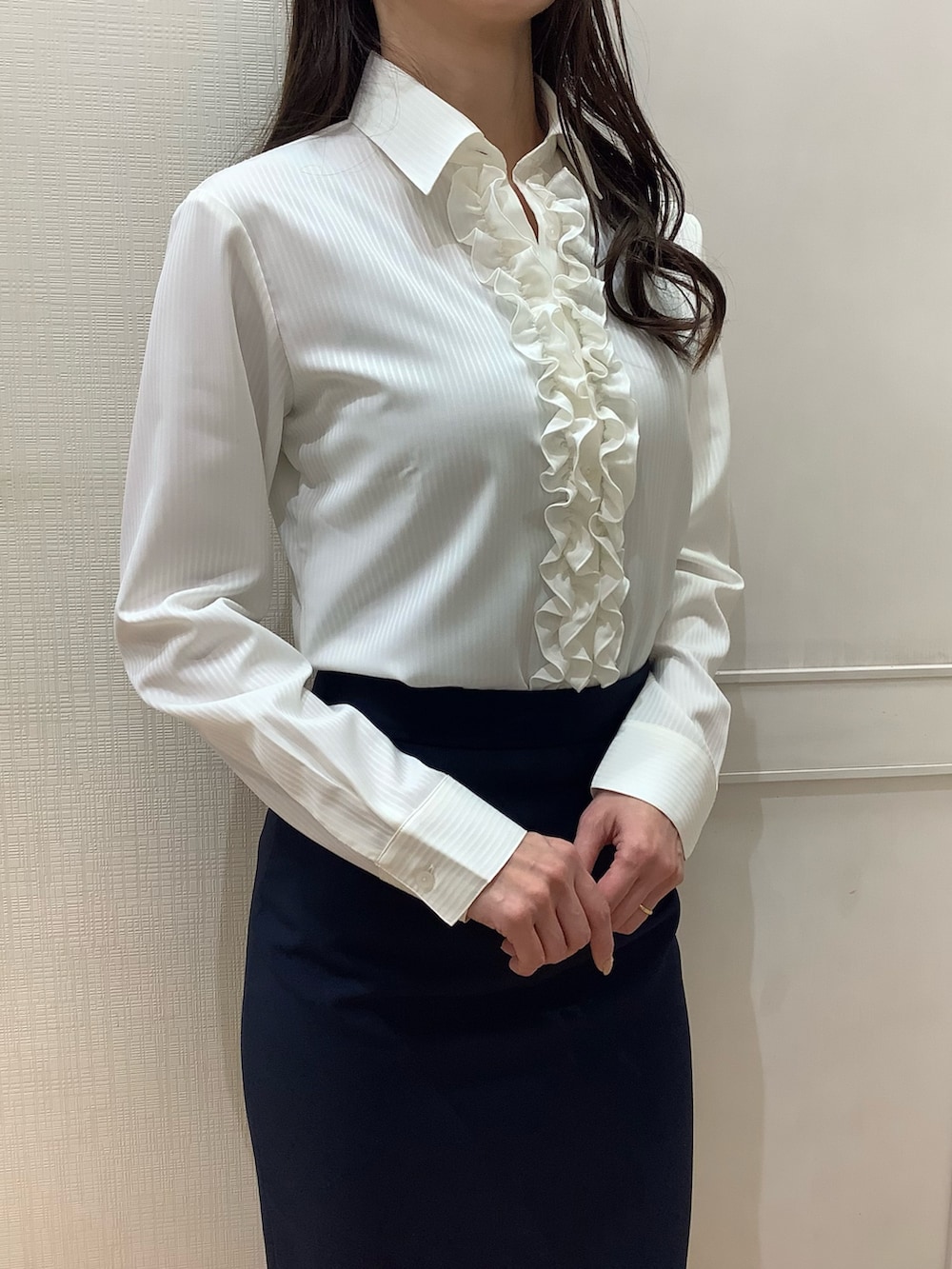 ホワイト系のシャツ/ブラウスを着用したレディースの冬コーディネートの2枚目の写真