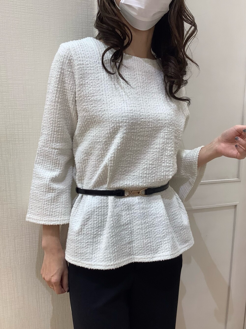 ホワイト系のシャツ/ブラウスを着用したレディースの冬コーディネートの2枚目の写真