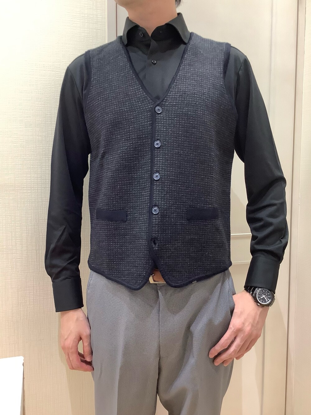 ブラック系のビジネスシャツ、ブルー系のベストを着用したメンズの秋コーディネートの3枚目の写真