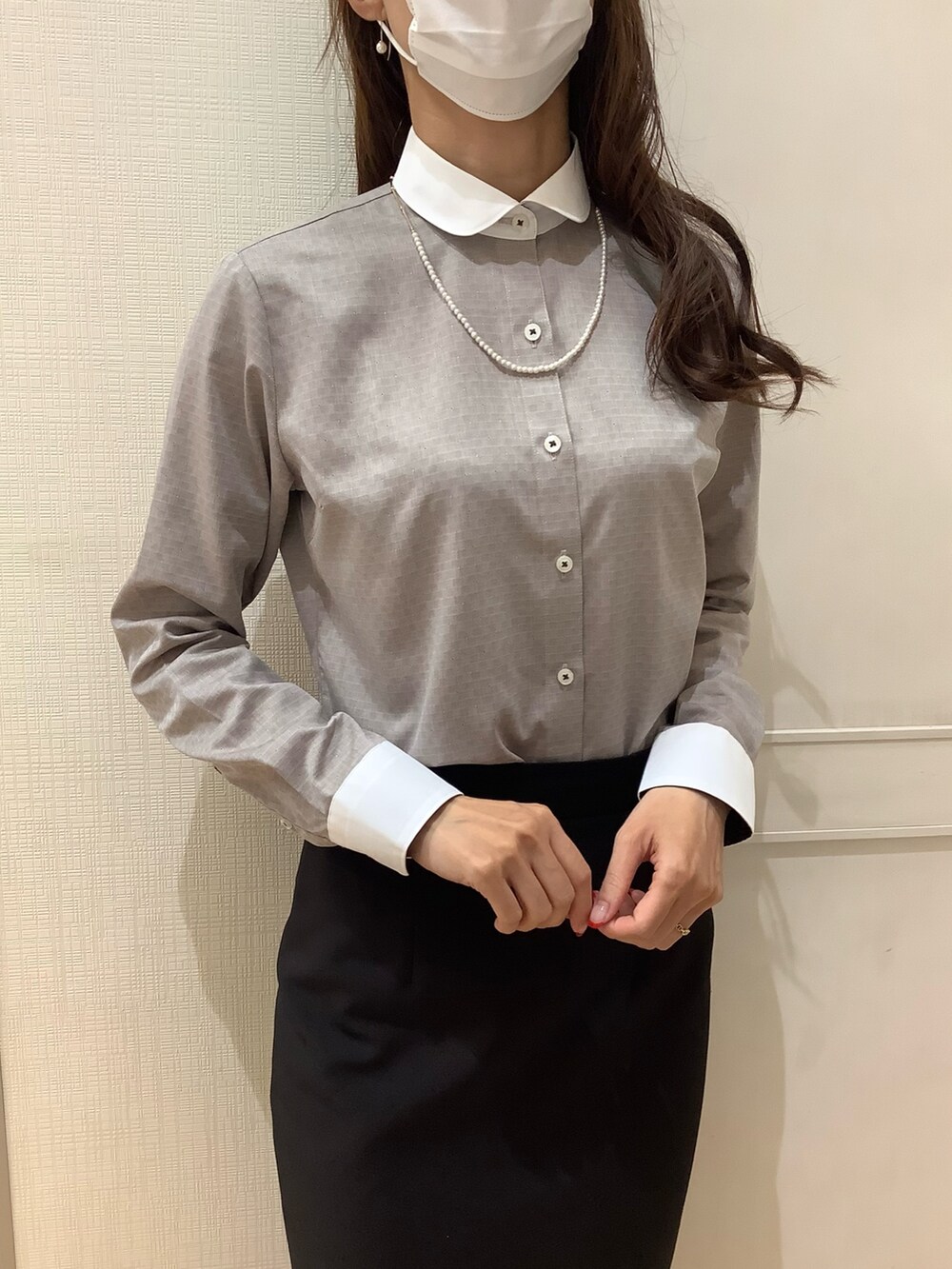 ブラウン系のビジネスシャツを着用したレディースの秋コーディネートの2枚目の写真