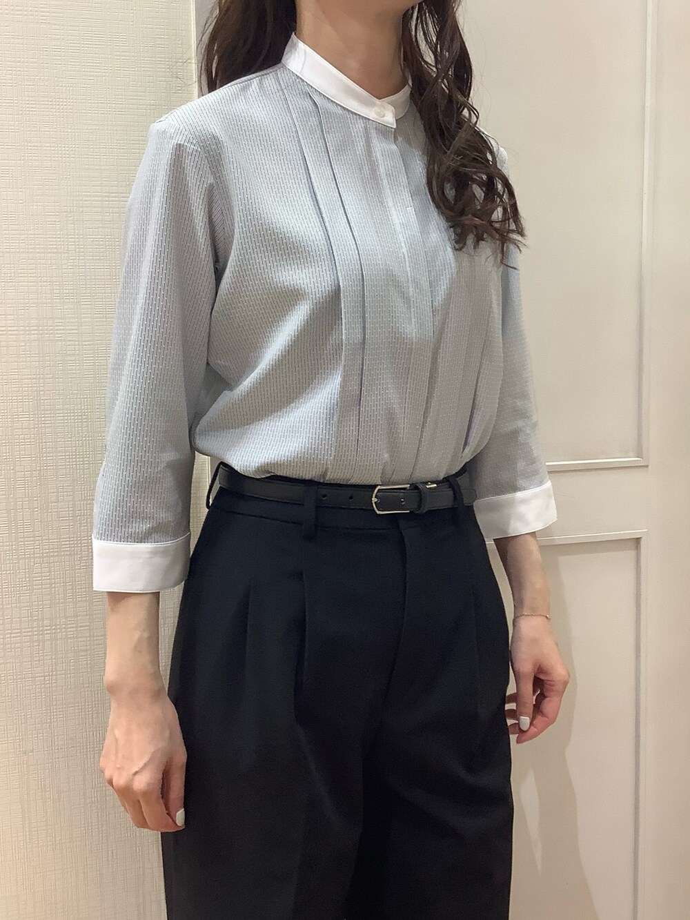 グレー系のシャツ/ブラウスを着用したレディースの春コーディネートの2枚目の写真