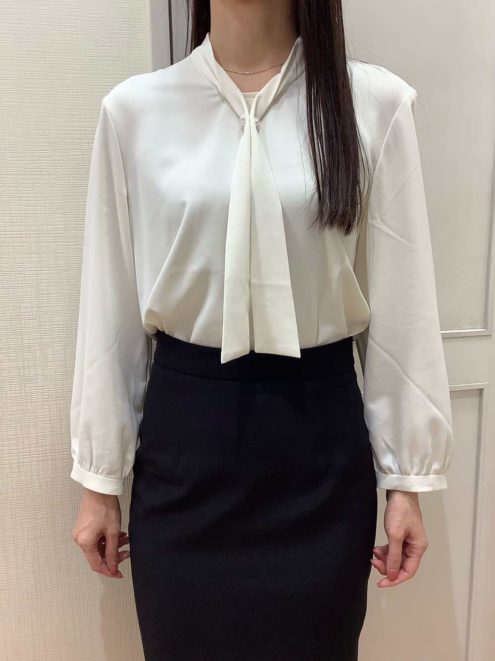 ホワイト系のシャツ/ブラウスを着用したレディースの春コーディネートの4枚目の写真