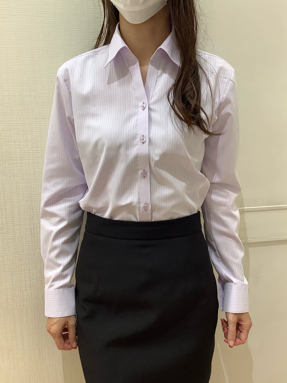 パープル系のビジネスシャツ、パープル系のストール/ショールを着用したレディースの秋コーディネートの4枚目の写真