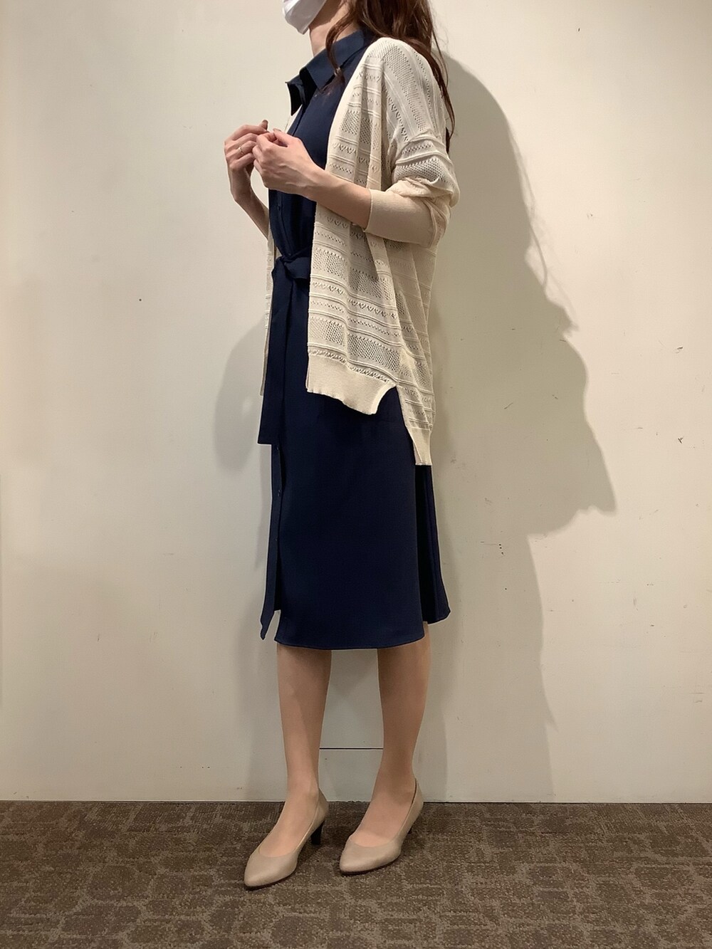 ブルー系のシャツ/ブラウス、ホワイト系のカーディガン/ボレロを着用したレディースの夏コーディネートの2枚目の写真