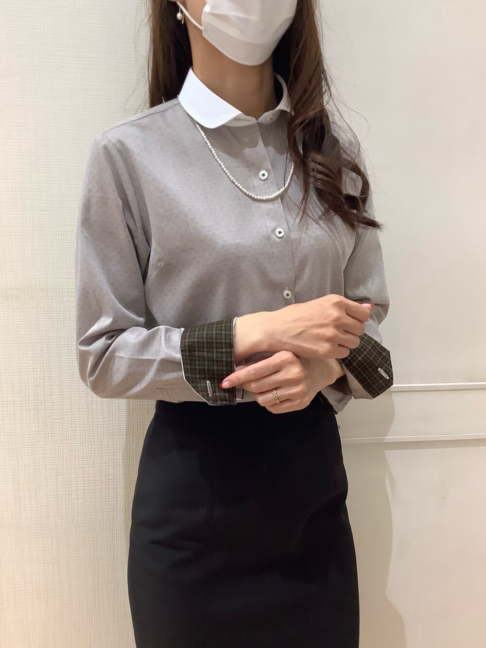 ブラウン系のビジネスシャツを着用したレディースの秋コーディネートの4枚目の写真