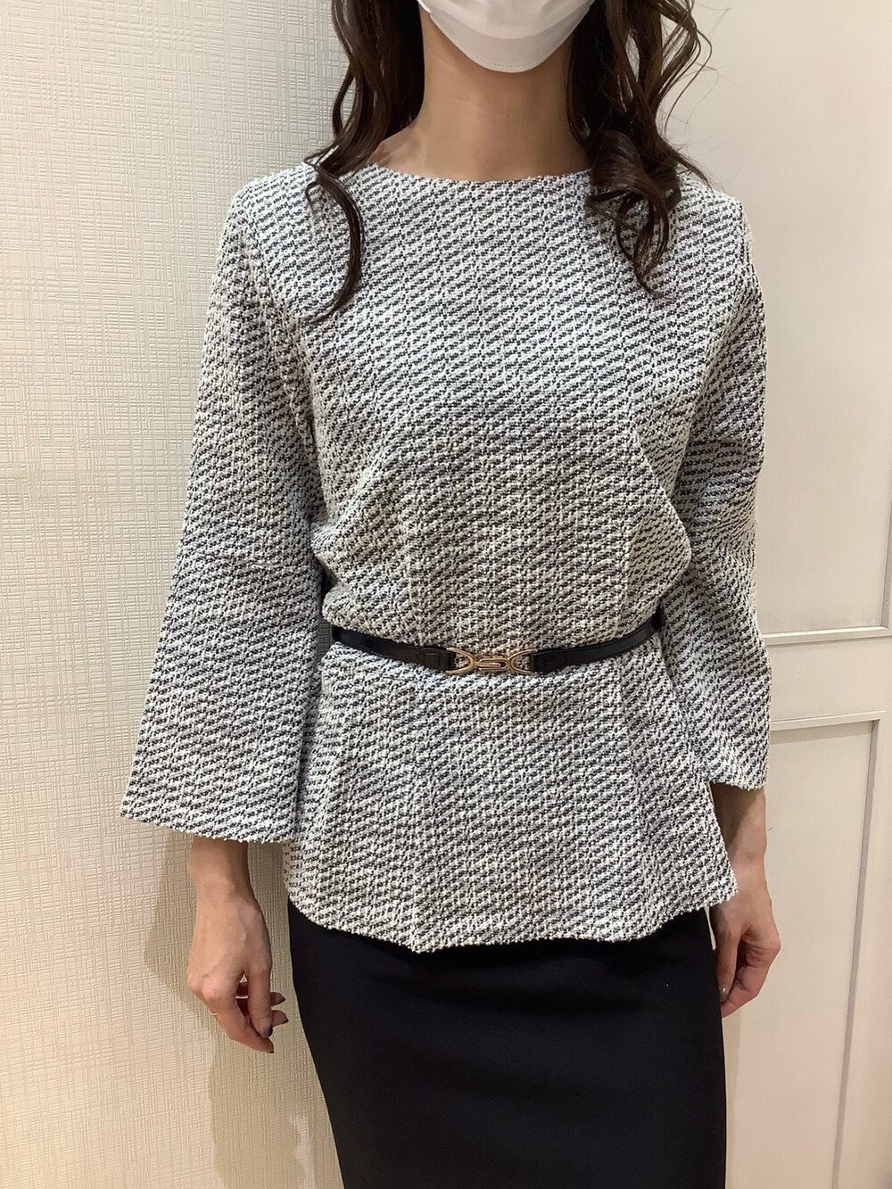 ブラック系のシャツ/ブラウスを着用したレディースの冬コーディネートの3枚目の写真