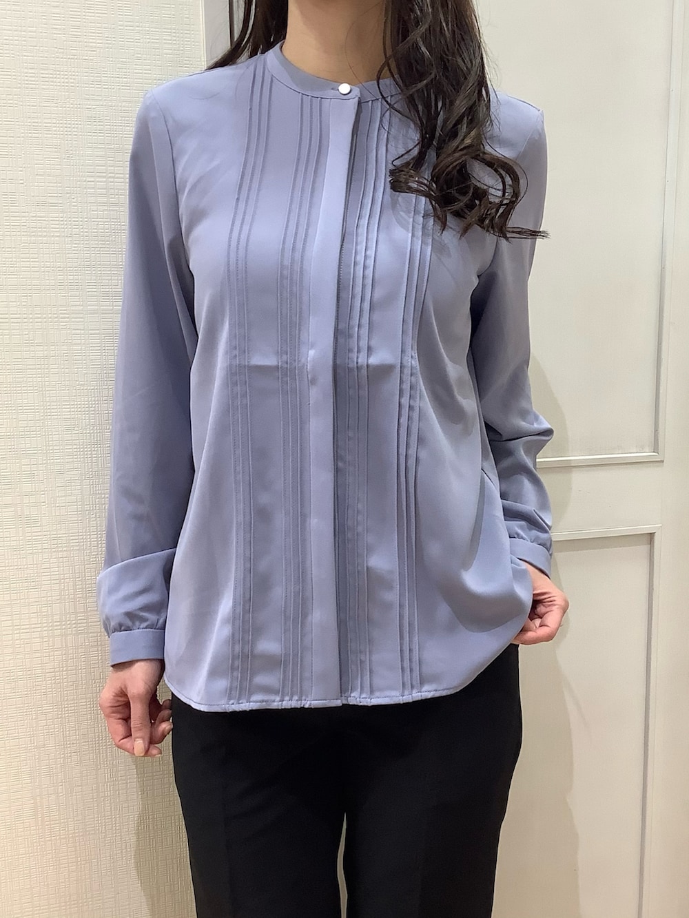 ブルー系のシャツ/ブラウスを着用したレディースの冬コーディネートの3枚目の写真