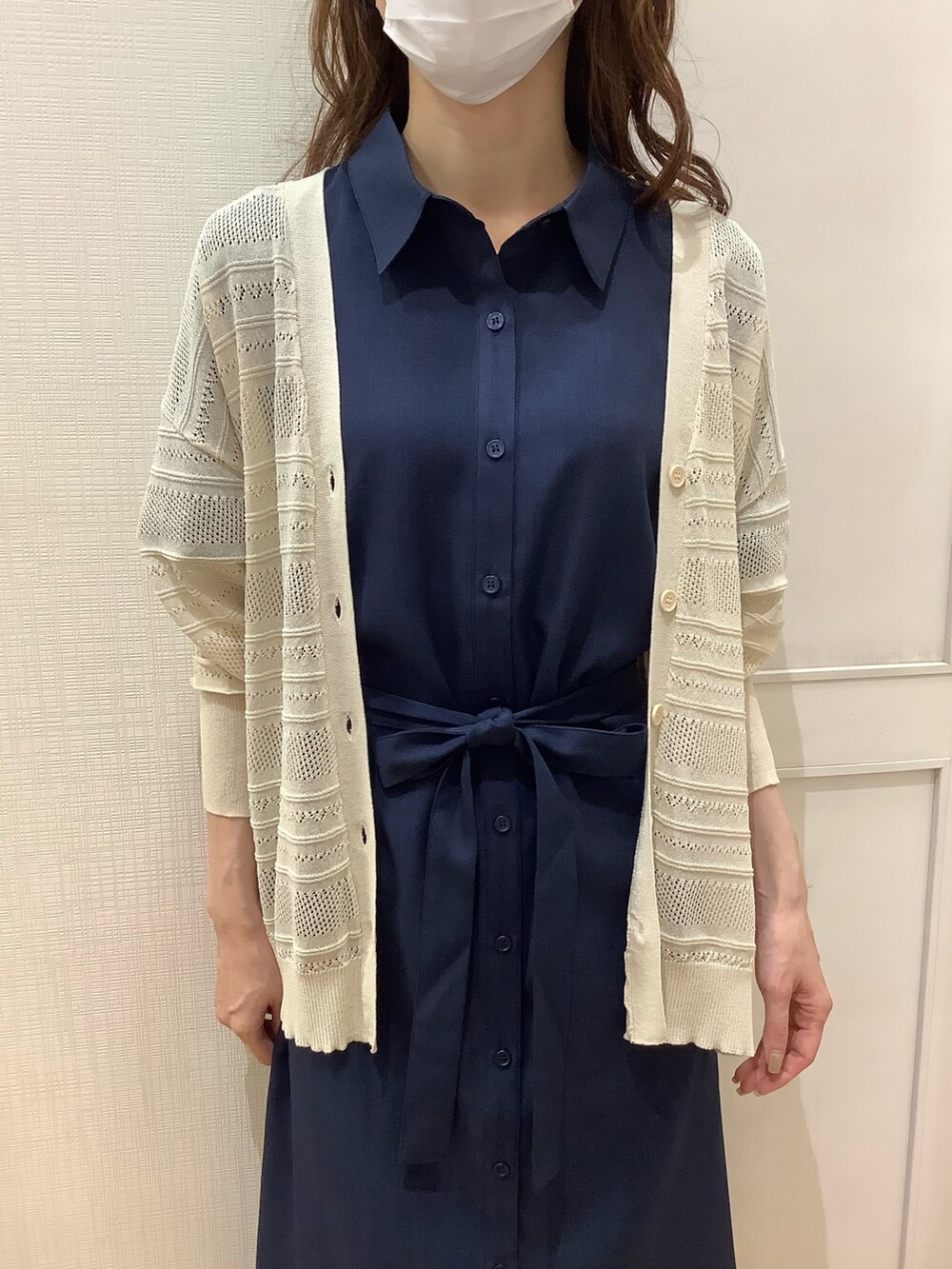 ブルー系のシャツ/ブラウス、ホワイト系のカーディガン/ボレロを着用したレディースの夏コーディネートの5枚目の写真