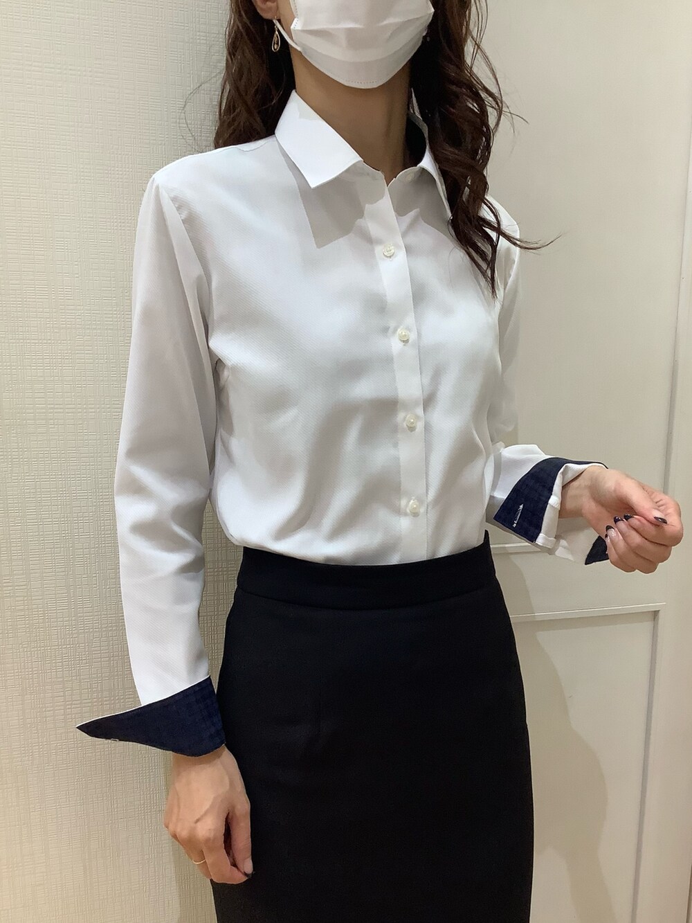 ホワイト系のビジネスシャツを着用したレディースの秋コーディネートの3枚目の写真