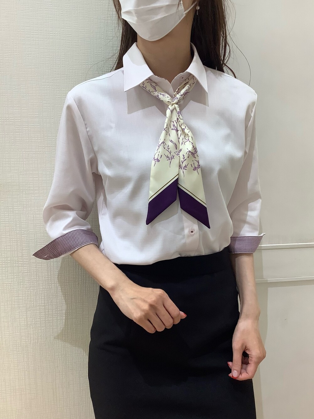 ピンク系のビジネスシャツ、パープル系のバンダナ/スカーフを着用したレディースの秋コーディネートの2枚目の写真