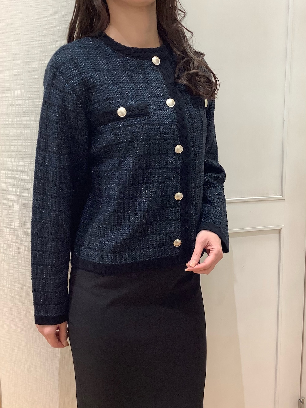 ブルー系のノーカラージャケットを着用したレディースの春コーディネートの2枚目の写真