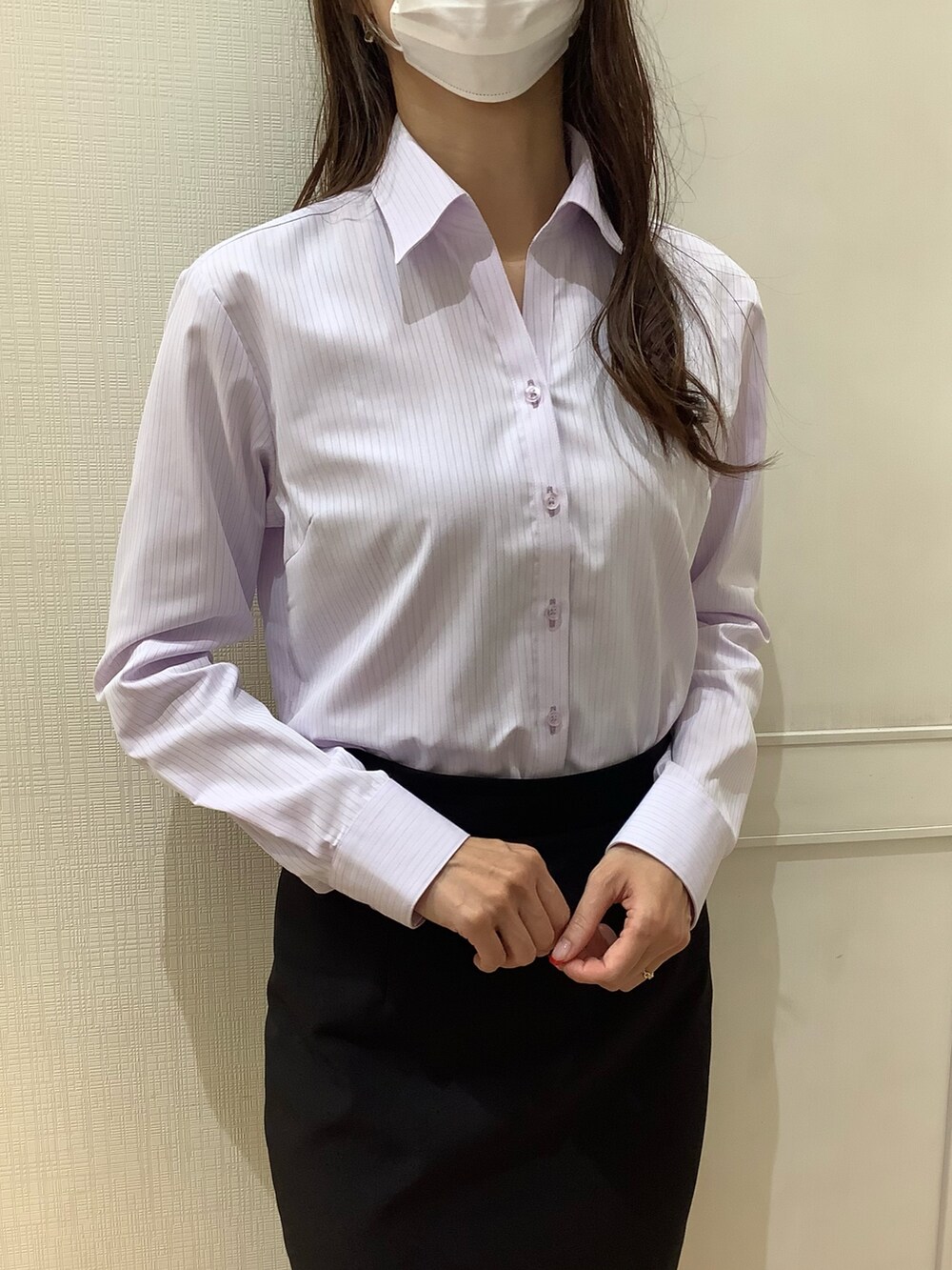 パープル系のビジネスシャツ、パープル系のストール/ショールを着用したレディースの秋コーディネートの2枚目の写真