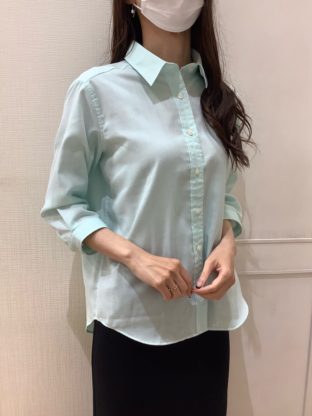 グリーン系のシャツ/ブラウス、ベージュ系のポーチを着用したレディースの夏コーディネートの4枚目の写真