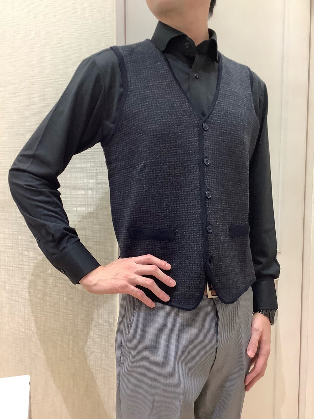 ブラック系のビジネスシャツ、ブルー系のベストを着用したメンズの秋コーディネートの2枚目の写真