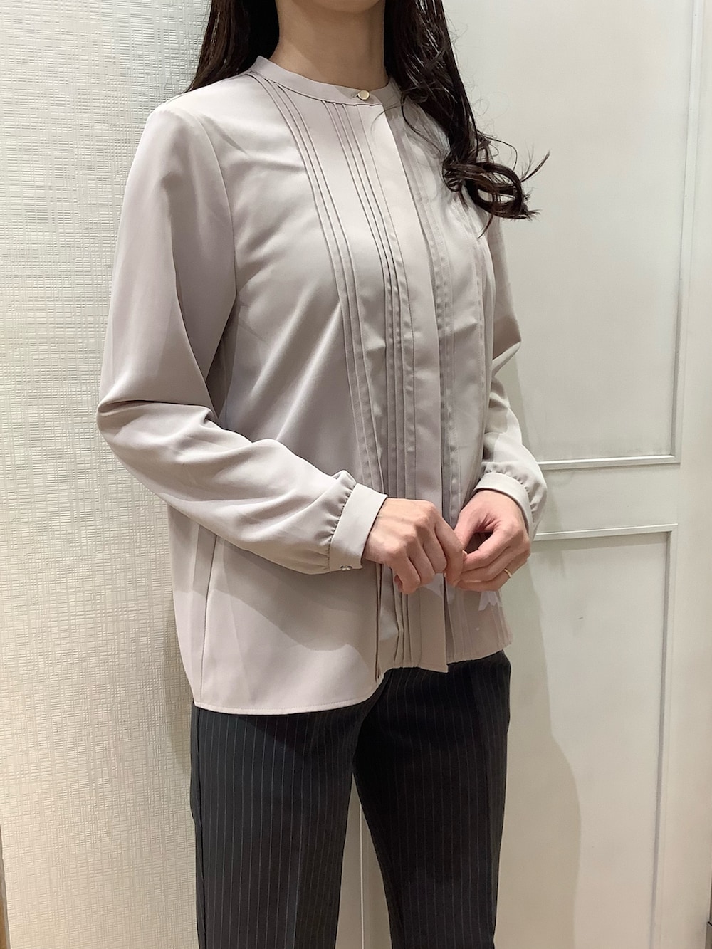 ベージュ系のシャツ/ブラウスを着用したレディースの冬コーディネートの2枚目の写真