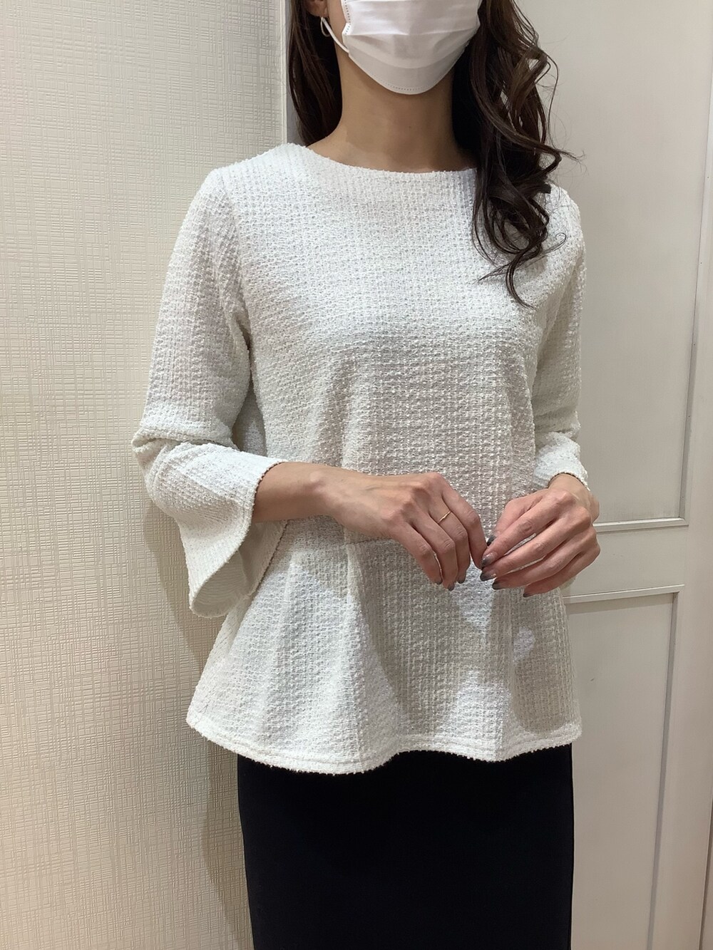 ホワイト系のシャツ/ブラウスを着用したレディースの冬コーディネートの2枚目の写真