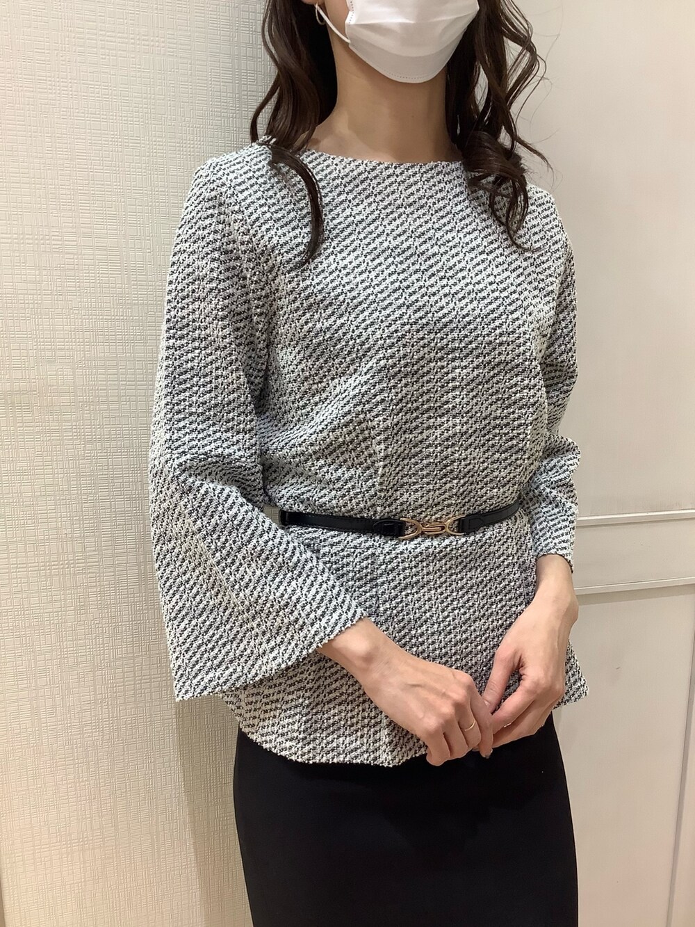 ブラック系のシャツ/ブラウスを着用したレディースの冬コーディネートの2枚目の写真