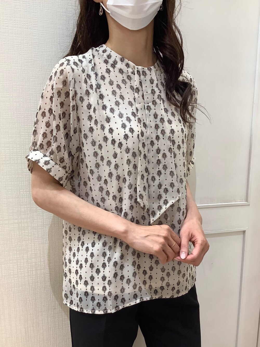 ホワイト系のシャツ/ブラウスを着用したレディースの秋コーディネートの2枚目の写真