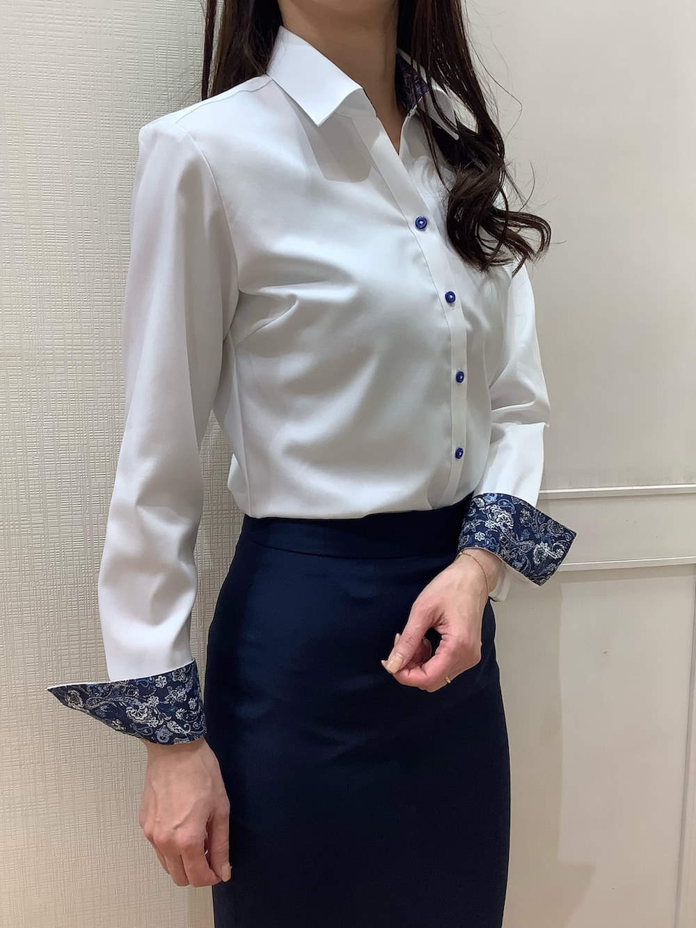 ホワイト系のビジネスシャツを着用したレディースの冬コーディネートの2枚目の写真