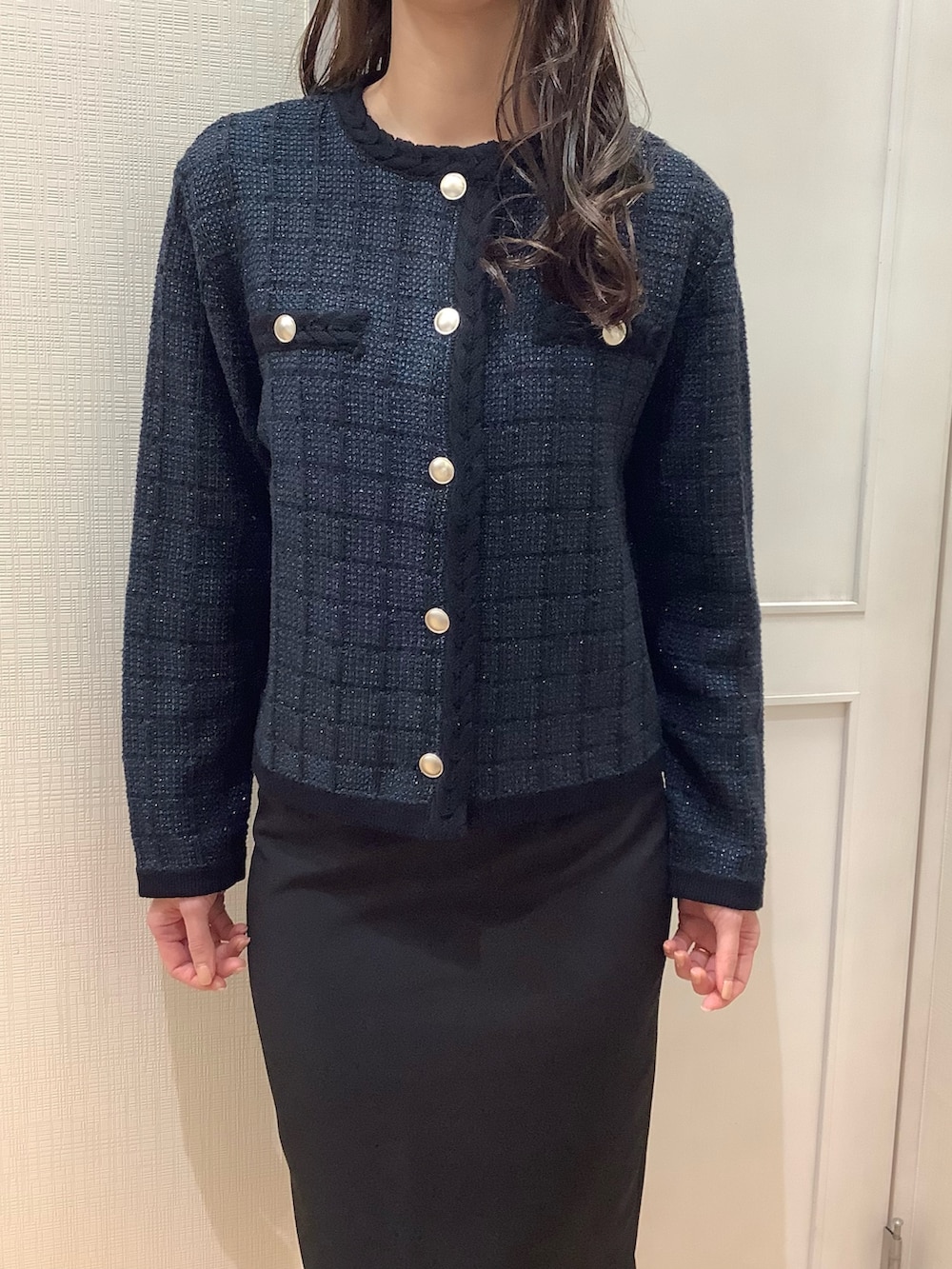 ブルー系のノーカラージャケットを着用したレディースの春コーディネートの3枚目の写真