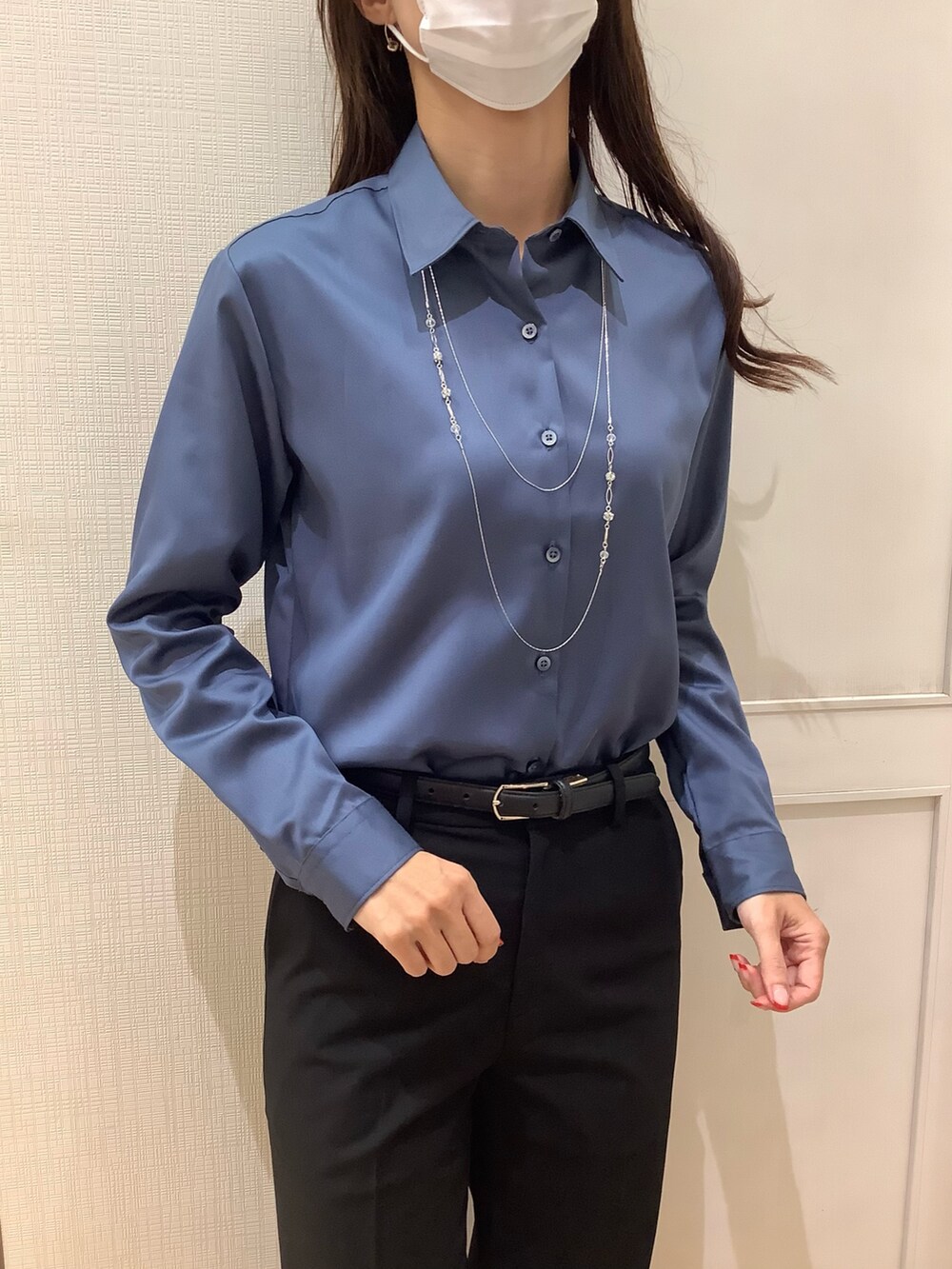 ブルー系のビジネスシャツを着用したレディースの秋コーディネートの2枚目の写真
