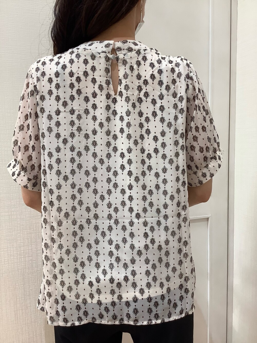 ホワイト系のシャツ/ブラウスを着用したレディースの秋コーディネートの5枚目の写真