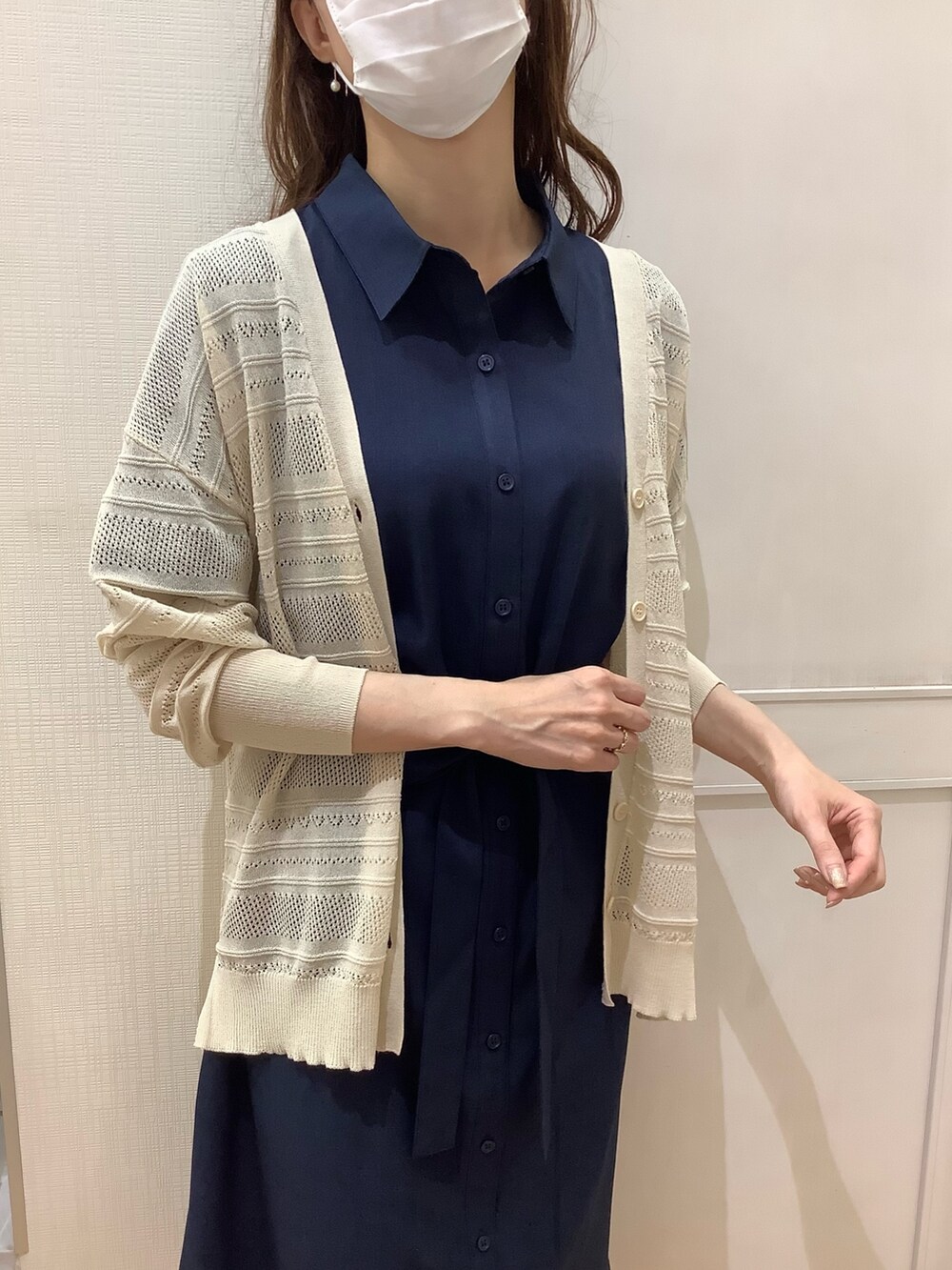 ブルー系のシャツ/ブラウス、ホワイト系のカーディガン/ボレロを着用したレディースの夏コーディネートの4枚目の写真